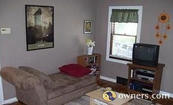 Living room w/hardwood floors