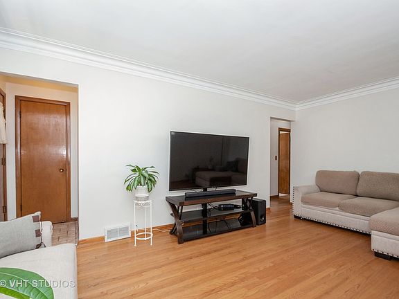 3rd image of 5110 S Natoma Ave
