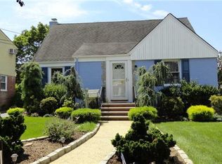 33 Morris Ave, Malverne, NY 11565