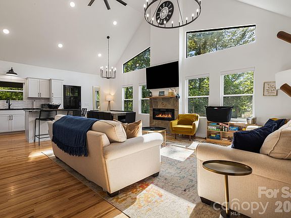 2nd image of 1016 Fontana Rd
