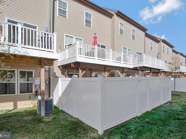 130 Capital Ct — Photo 35