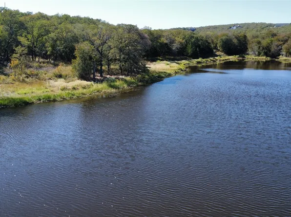 531 Creekside Dr, Bowie, TX 76230