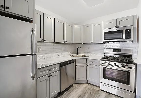 4th image of 853 Halsey St #6B