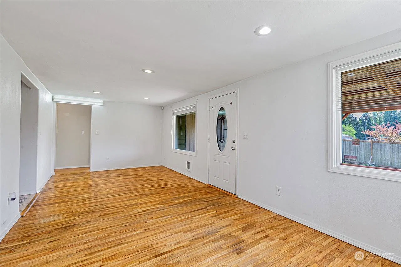 4 bed, 1560 sqft, $2,950 — Photo 4