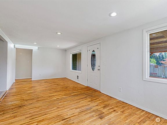 4th image of 1102 NE Serpentine Pl