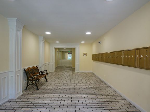 4th image of 424 S Westmoreland Ave APT 211