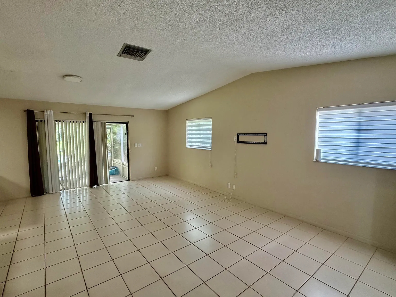 3 bed, 2.0 bath, 1364 sqft, $2,675 — Photo 4