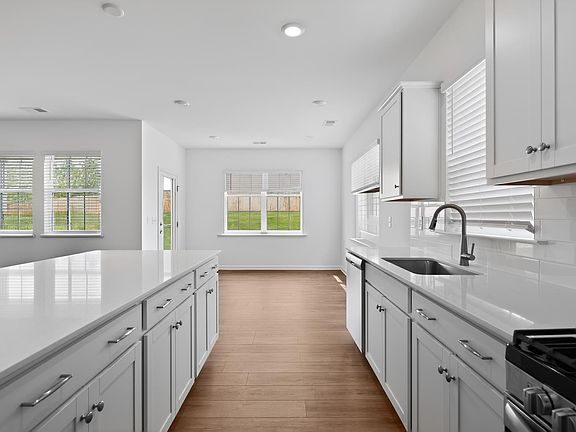 5th image of 266 Foxglade Dr