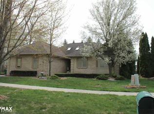 19698 Gloria Dr, Macomb, MI 48044