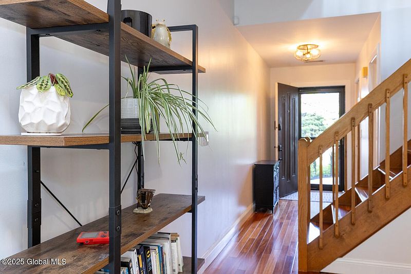 5th image of 25 Surrey Hill Drive