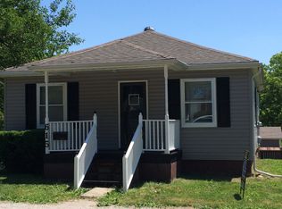 615 S Locust St, Carlinville, IL 62626