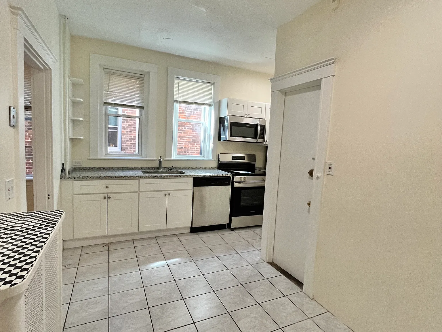 3 bed, 999 sqft, $3,000 — Photo 3