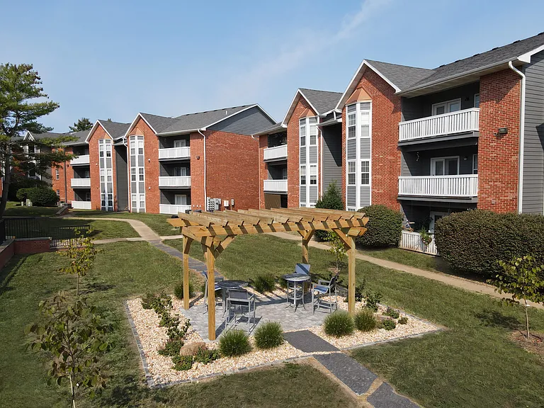 Lake Shore Apartments — Photo 8