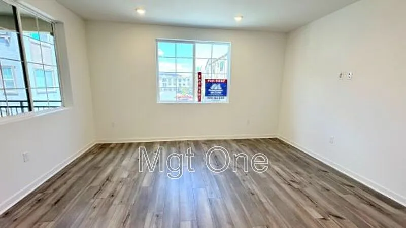 2 bed, 2.5 bath, 1300 sqft, $2,895 — Photo 4