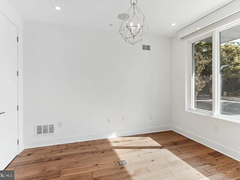 138 S Front St — Photo 3