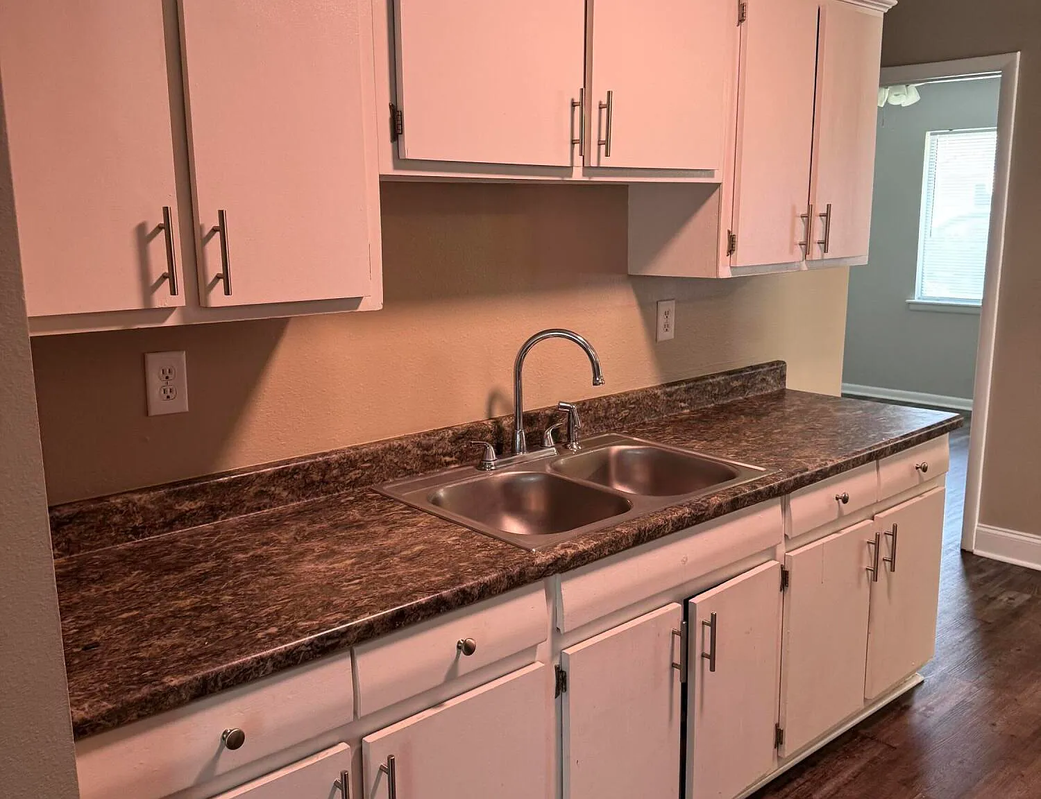 3 bed, 1.0 bath, 1200 sqft, $1,230 — Photo 3