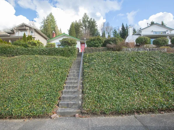 7352 Barnet Rd, Burnaby, BC V5A 1E4