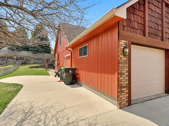 3rd image of 2324 Mohawk Ct
