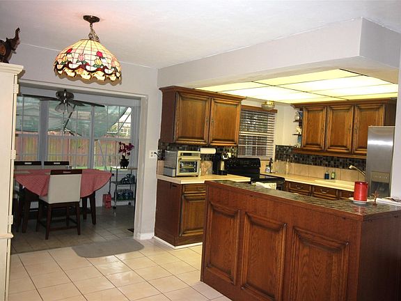 5th image of 912 SE 16th Place