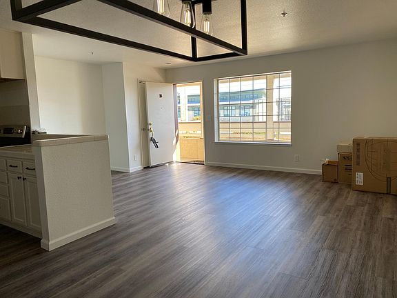 4th image of 471 Kelly Ave