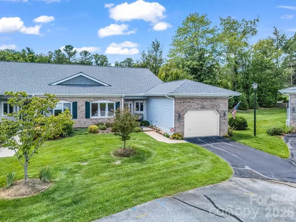 20 Country Meadows Ln, Hendersonville, NC 28792