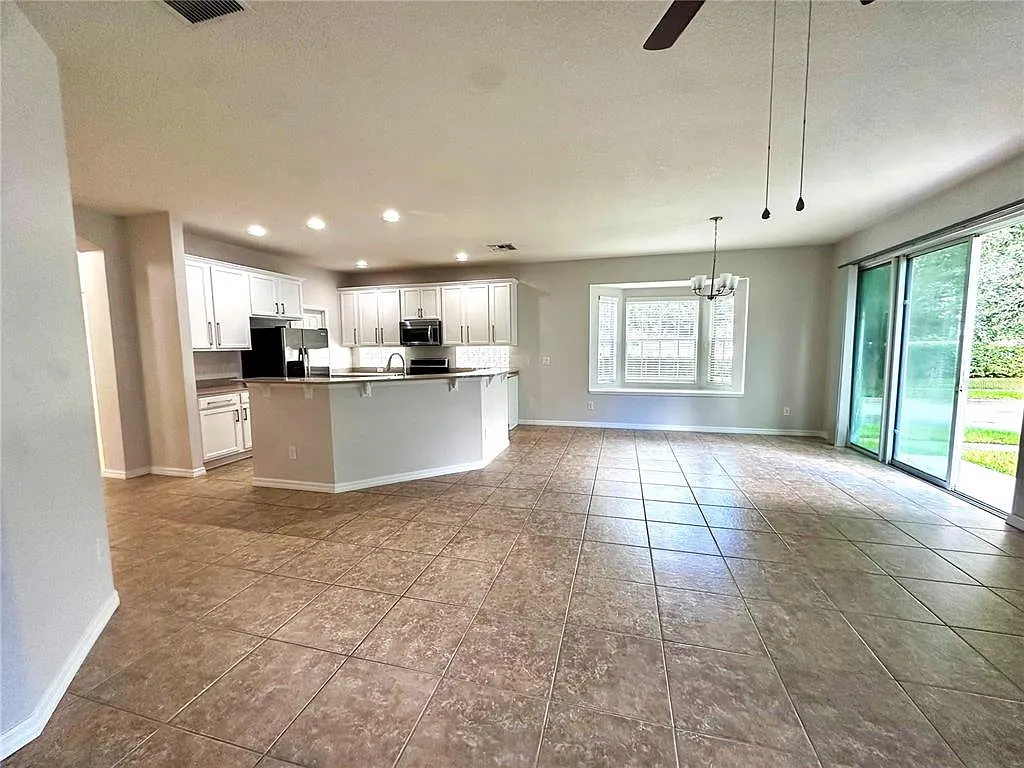 4 bed, 3.0 bath, 2432 sqft, $2,900 — Photo 3