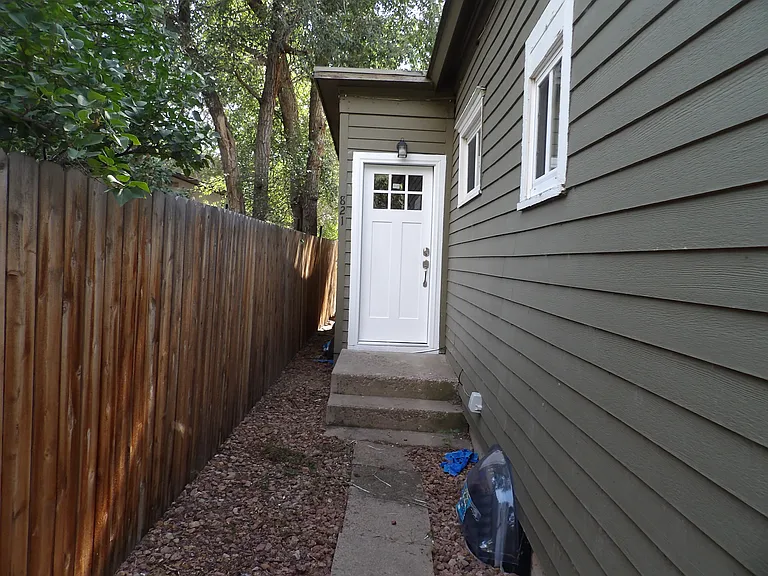 821 S Logan Ave — Photo 4