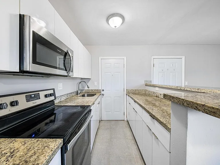 Kenwood Apartments — Photo 1