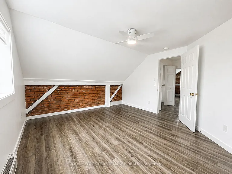 989 King St — Photo 14