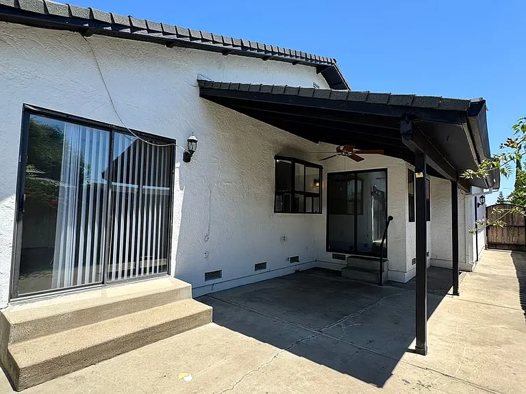 1605 Sutter Ln — Photo 21