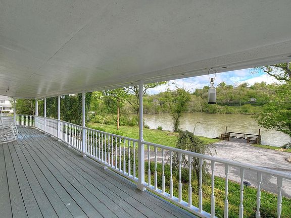 3rd image of 300 River Edge Dr