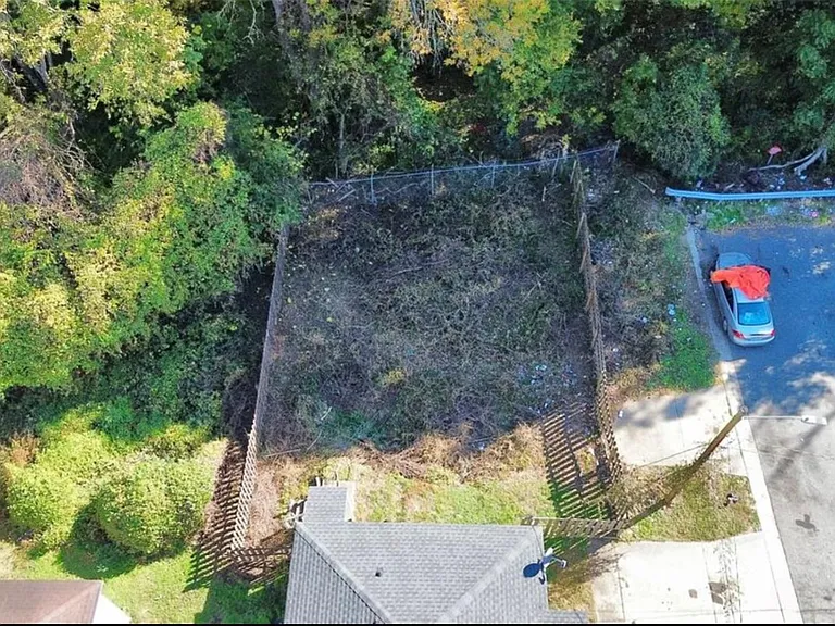 2300 Augusta St — Photo 10