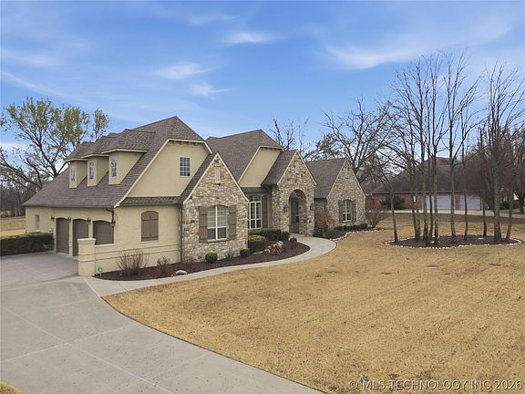 4th image of 35 Woodcreek Ln