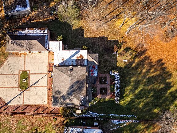 3rd image of 1818 Greenbriar Dr