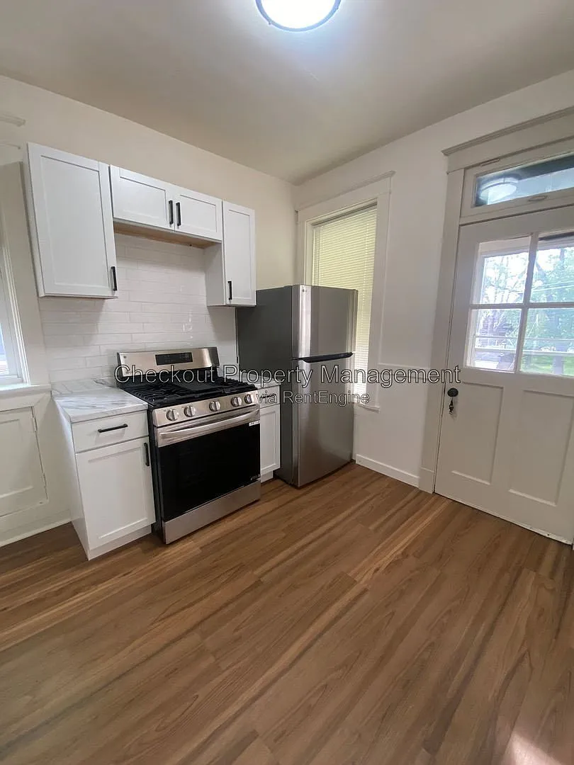 2 bed, 1.0 bath, 900 sqft, $995 — Photo 1