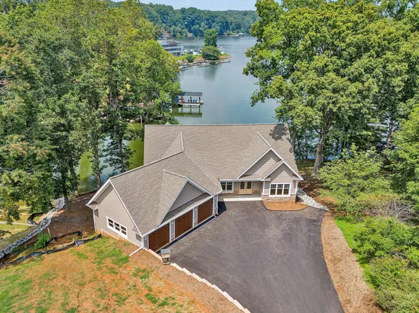 341 Chestnut Pointe Dr, Hardy, VA 24101