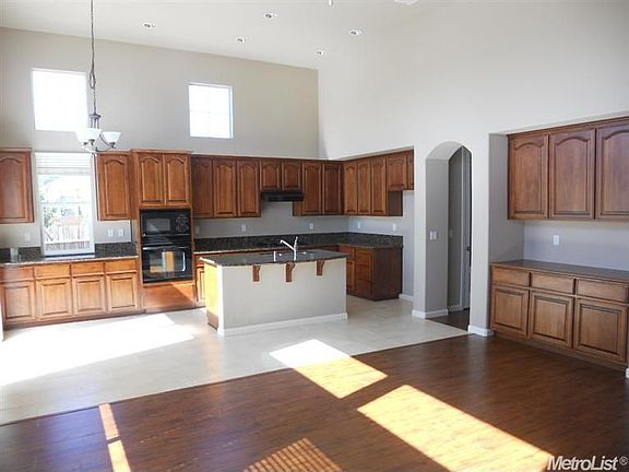 4th image of 3083 Benton St