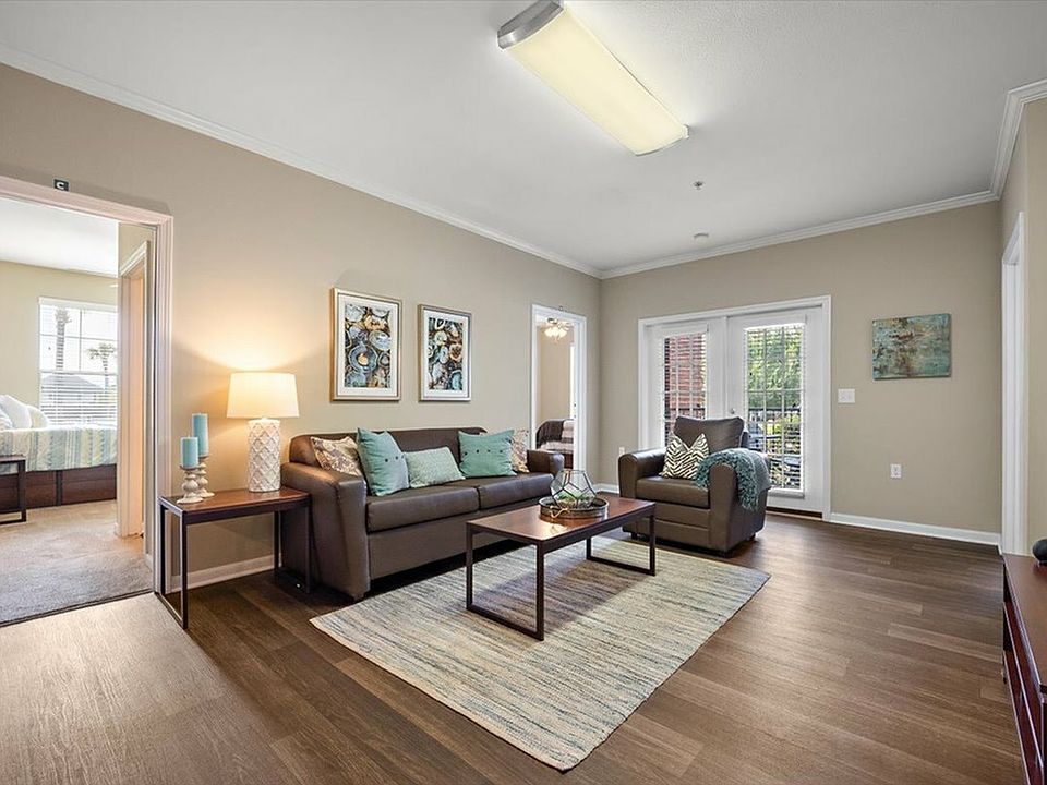 Enjoy Spacious Living with Modern Furnishings and Natural Light at Eagle Flatts Apartments in Hattiesburg