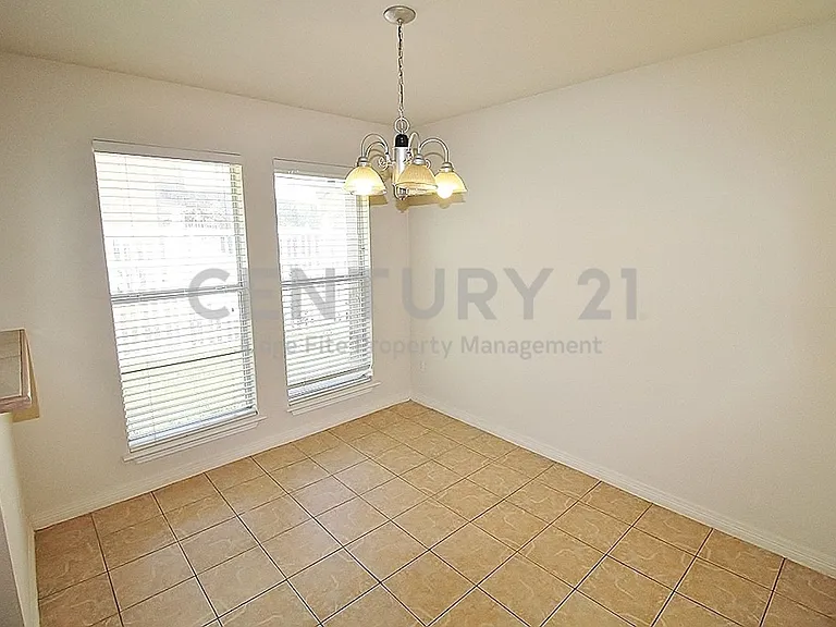 809 Foxwood Ln — Photo 8