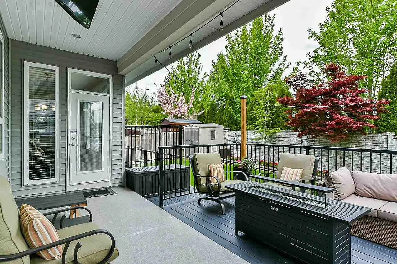 4 bed, 2.5 bath, 2500 sqft, $4,400 — Photo 1