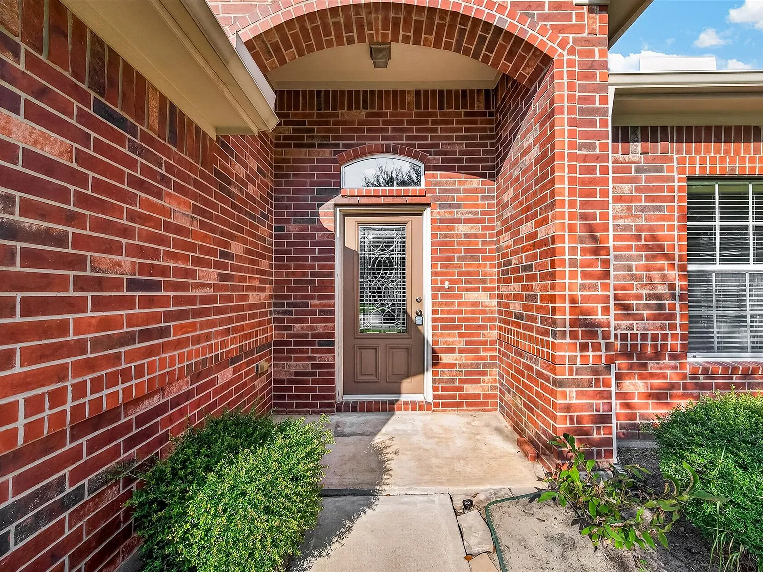 3 bed, 2.0 bath, 1686 sqft, $2,095 — Photo 2