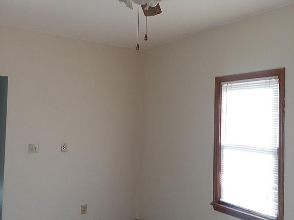 Dining room with ceiling fan