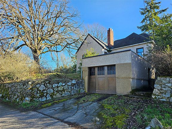 4th image of 832 Lampson St