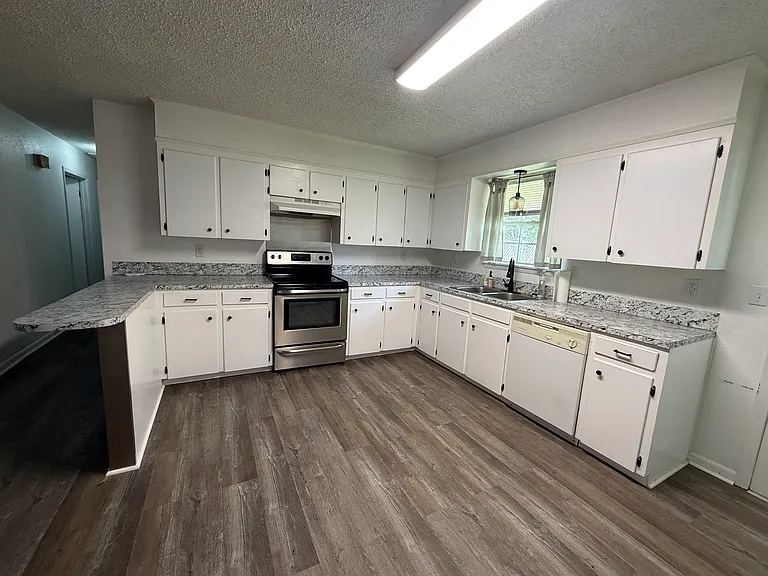 107 Zilia St — Photo 3