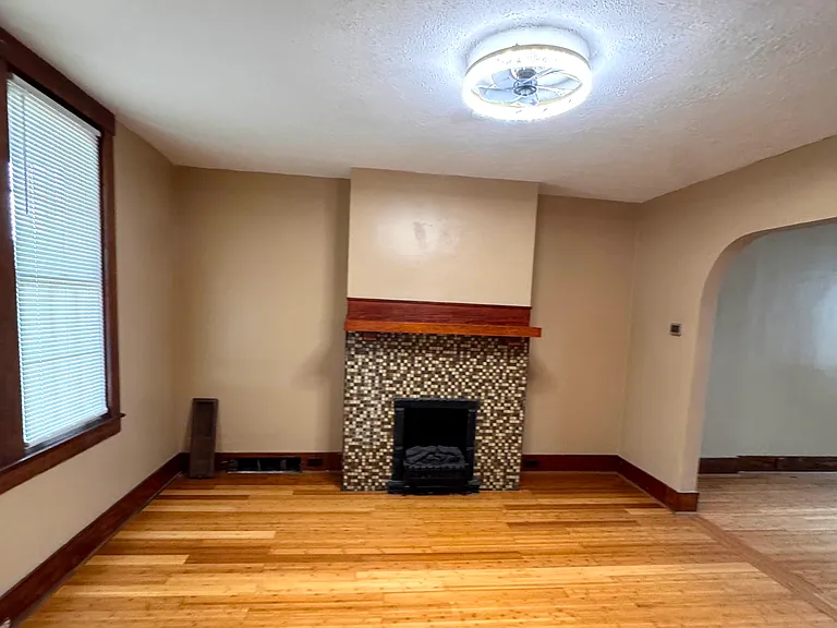 1616 Leolyn St — Photo 3