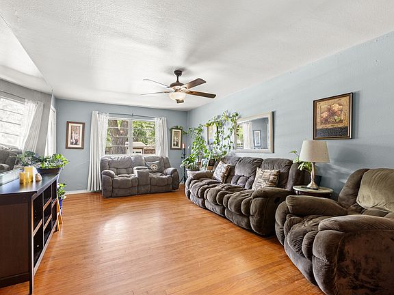 3rd image of 301 W Ridgewood Dr