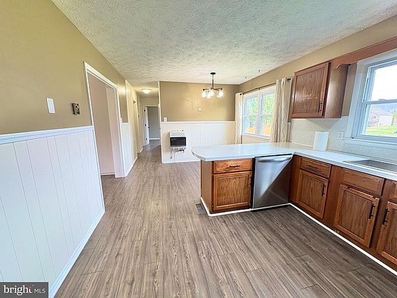 4th image of 1604 S Ox Rd