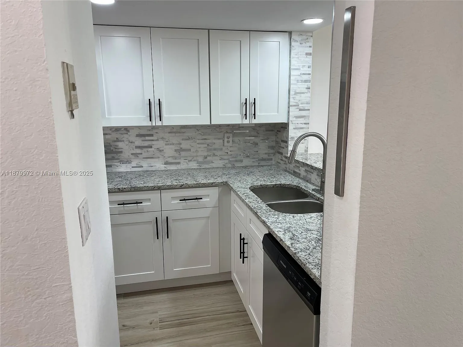 2 bed, 2.5 bath, 1400 sqft, $2,600 — Photo 2