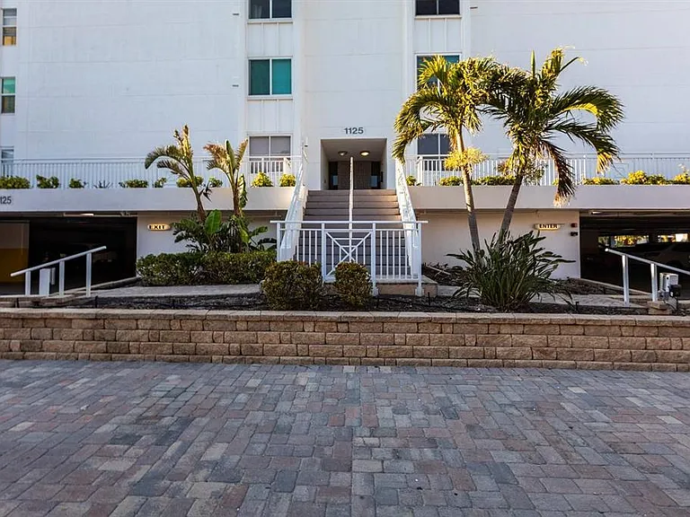 1125 W Peppertree Dr #402 — Photo 26