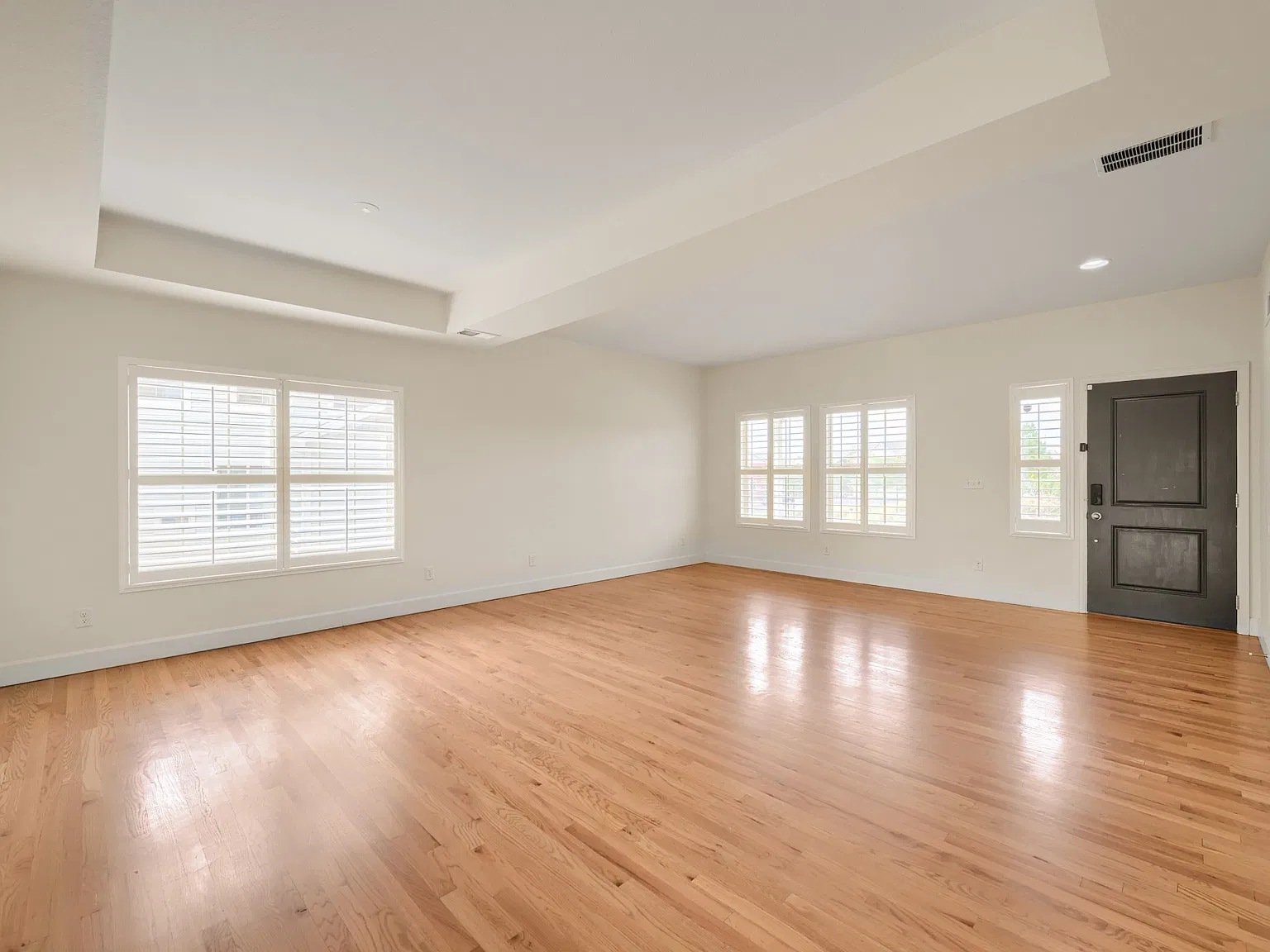 5 bed, 4324 sqft, $3,795 — Photo 4